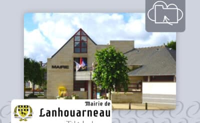 Sur un fond gris, une photographie de la mairie de Lanhouarenau par beau temps, avec le logo de la commune dans un encart sur fond blanc en premier plan. Le logo du service Mégalis Sauvegarde en ligne est présent en haut à droite de l'image.
