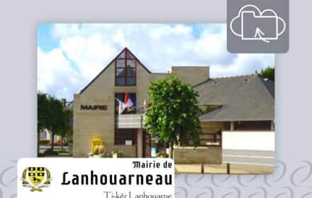 Sur un fond gris, une photographie de la mairie de Lanhouarenau par beau temps, avec le logo de la commune dans un encart sur fond blanc en premier plan. Le logo du service Mégalis Sauvegarde en ligne est présent en haut à droite de l'image.