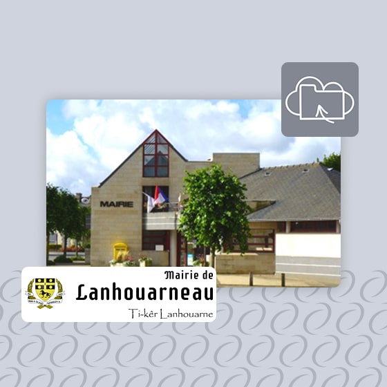 Sur un fond gris, une photographie de la mairie de Lanhouarenau par beau temps, avec le logo de la commune dans un encart sur fond blanc en premier plan. Le logo du service Mégalis Sauvegarde en ligne est présent en haut à droite de l'image.